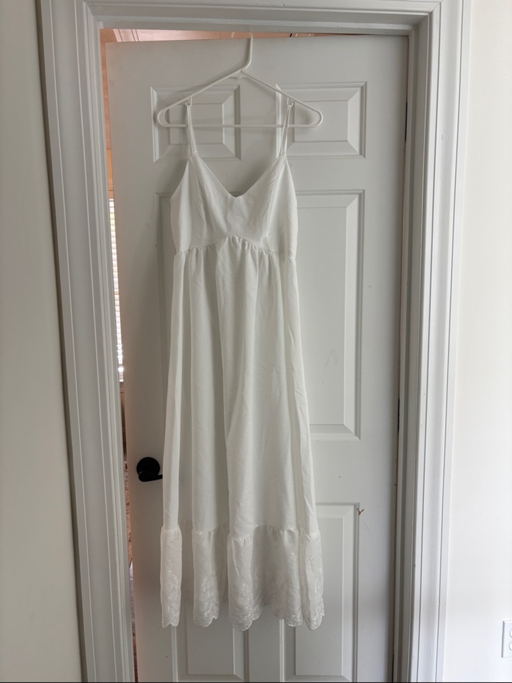 Women’s White Lace-Hem Maxi Dress - Elegant Summer Slip Style